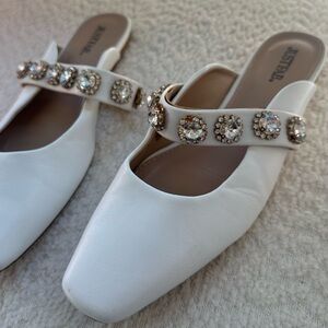 🎾 Elegant White Embellished Square Toe Mules Rhinestone Strap 🍸🤍